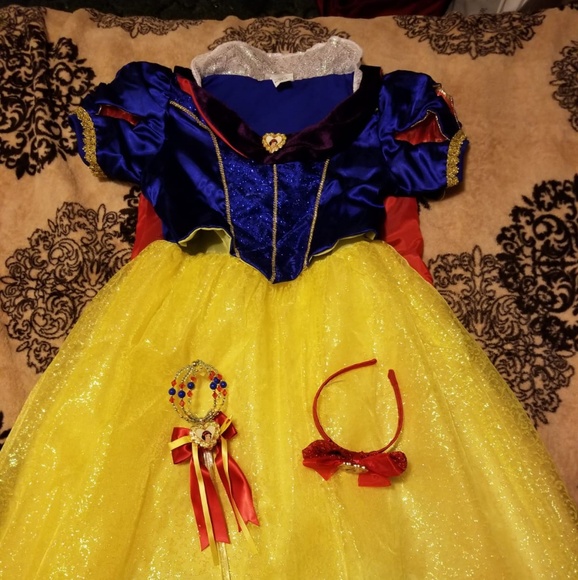 Snow White Halloween costume - Picture 5 of 6
